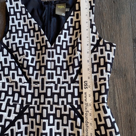 Taylor size 2 beautiful sleeveless midi dress - Picture 8 of 10